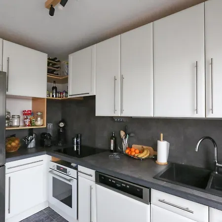 Апартаменты Spacious Nest With View Of Unoverlooked Париж