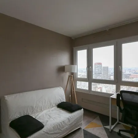 Апартаменты Spacious Nest With View Of Unoverlooked