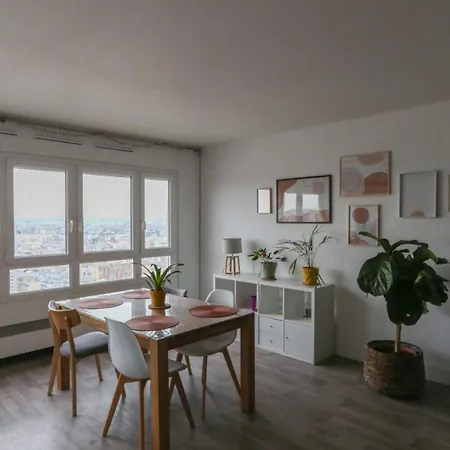 Spacious Nest With View Of Unoverlooked Париж