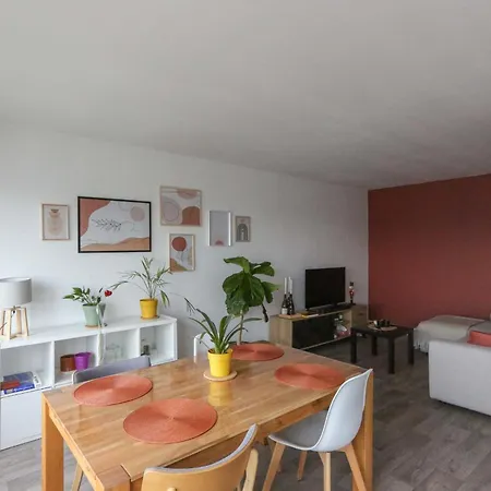 Апартаменты Spacious Nest With View Of Unoverlooked Париж