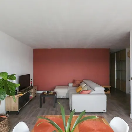 Апартаменты Spacious Nest With View Of Unoverlooked