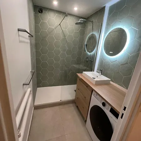 Spacious Nest With View Of Unoverlooked Апартаменты Париж